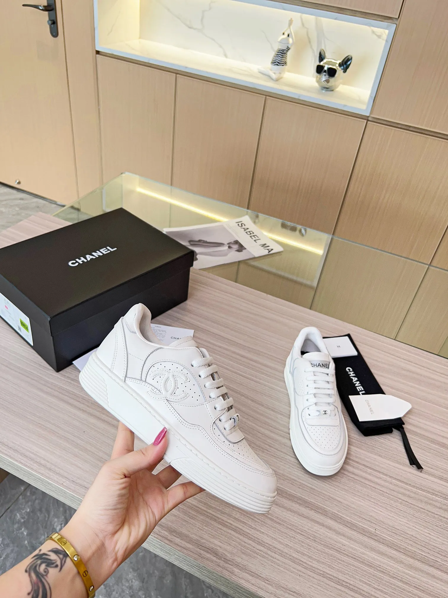 👟👟Ex-factory price 520👟👟 Chanel Grandma's latest model, full leather, panda color, white shoes, casual sports shoes, skateboard shoes, original purchase and development, production, Xiaoxiang C Home, another super hot model in the counter, loved by Internet celebrity bloggers and ladies, various praises on social platforms, super popular, high quality, breathable, super spring and summer, seeing this issue always arouses girls' inner desire for fashion. The latest suede material, classic black and white color scheme, fashionable on the feet, easy to care for. Fabric: Original custom imported cowhide material. Lining: Customized soft sheepskin lining. Sole: Original molded TPU non-slip outsole. Bottom thickness: 2.5CM. Size: Women's 35-40.